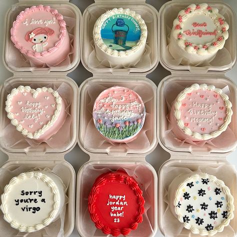 Small Lunch Box Cakes, Bento Box Cakes Ideas, Mini Cakes In Boxes, Bento Box Dessert Ideas, Cute Bento Cakes Aesthetic, Cute Lunchbox Cake Ideas, Mini Bento Cakes Ideas, Lunch Box Cakes Birthday, 4 Inch Bento Cake