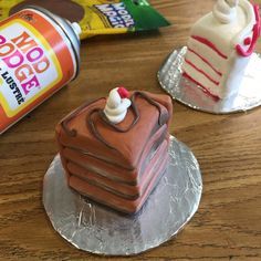 Here’s an easy way to make a very yummy looking cake sculpture, thanks to all the great food-looking colors that Model Magic comes in. Model Magic Clay Ideas, 3d Art Projects, Clay Lesson, Sculpture Lessons, Model Magic, Food Sculpture, 6th Grade Art, 3rd Grade Art, Art Projects For Kids