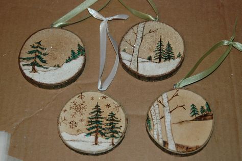 Wood Burned Ornaments, Ceramics Christmas, Scorch Marker, Wood Burning Stencils, Christmas Rocks, Birch Logs, Reindeer Craft, Log Slices, Wood Slice Crafts