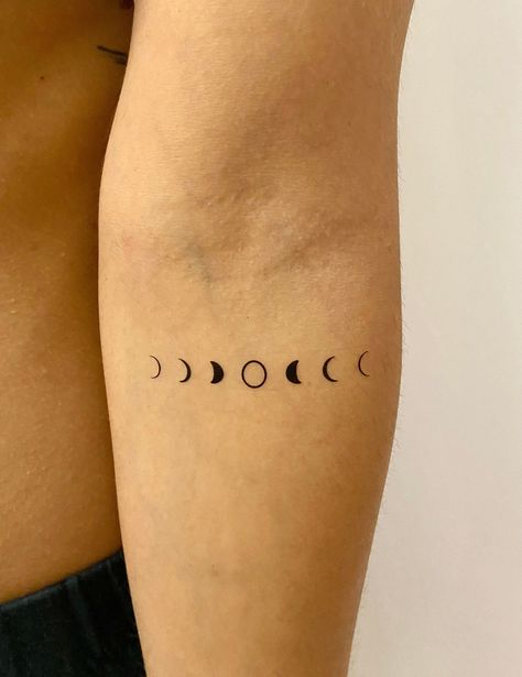 Get these beautiful moon phase temporary tattoos and show your love for the lunar cycle! moonphases tattoos . #Nature_Chest_Piece_Tattoo #Plus_Size_Arm_Tattoo_Placement #Ginko_Leaf_Tattoos_Meaning #Simple_Yin_Yang_Tattoo Fun Tattoos Ideas, Minimalist Tattoo Moon Phases, Moon Phases Tattoo Outline, Moon Phases Circle Tattoo, Moon Phases Tattoo Simple, Vertical Moon Phases Tattoo, Moon Fases Tattoos, Small Moon Phase Tattoo, Moon Phases Back Tattoo