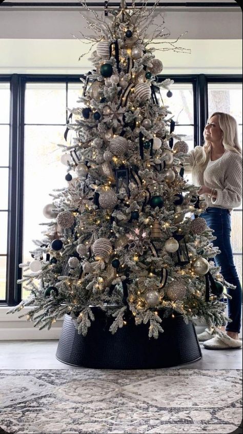 Black And White Flocked Christmas Tree, Rustic White Christmas Tree Ideas, 2023 Christmas Tree Trends, Christmas Tree Decoration Ideas, Tree Decoration Ideas, Christmas Tree Decor Ideas, Tree Decor Ideas, Christmas Tree Decorating Themes, Flocked Christmas Trees Decorated