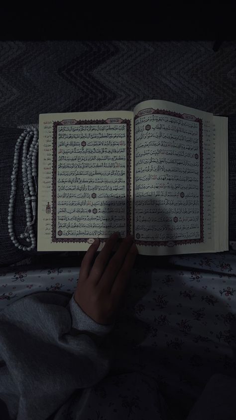 Ramadan Quran Reading Azkar Ramadan Quran, Niqabi Girl, Islamic Aesthetic, Reading Quran, Quran Reading, Quran Sharif, Muslim Pictures, Islamic Video, Muslimah Aesthetic