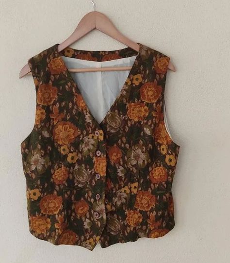 Vest Layering Outfits, Vintage Vest Outfit, Vintage Womens Fashion, Cottagecore Vest, Patterned Vest, Vest Patterns, Grammy Awards Red Carpet, Tapestry Vest, Floral Vest