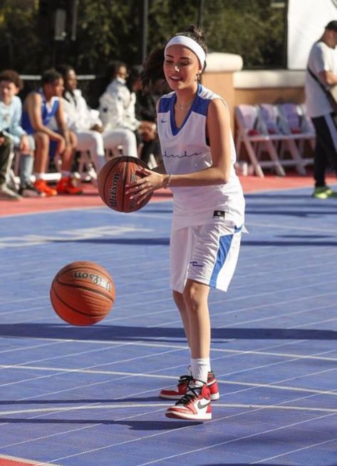 Madison Beer Basketball, Sporty Girl Aesthetic, Basketball Team Pictures, Basketball Pictures Poses, Estilo Madison Beer, Madison Beer Outfits, Basketball Photos, Beer Outfit, Basketball Clothes