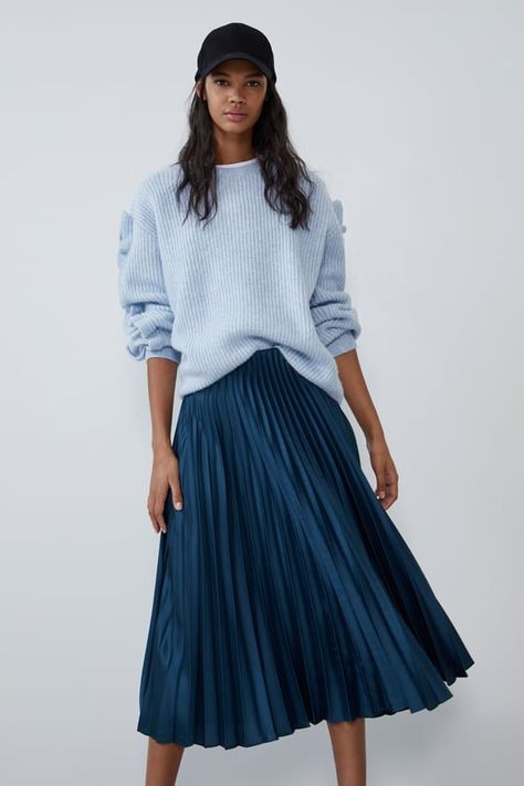 Gray Skirt Outfit, Zara Pleated Skirt, Pleated Skirt Outfit, Parisienne Chic, Outfit Zara, Winter Skirt Outfit, Skirts Midi High Waisted, Blue Winter, Pleated Skirts