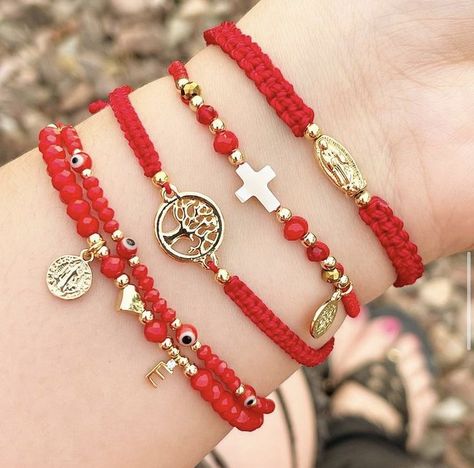 Diy Easter Jewelry, Evil Eye Jewelry Bracelet, Easter Jewelry, Bracelets Handmade Diy, Mexican Jewelry, Catholic Jewelry, Diy Bracelet Designs, Red String, Beads Bracelet Design