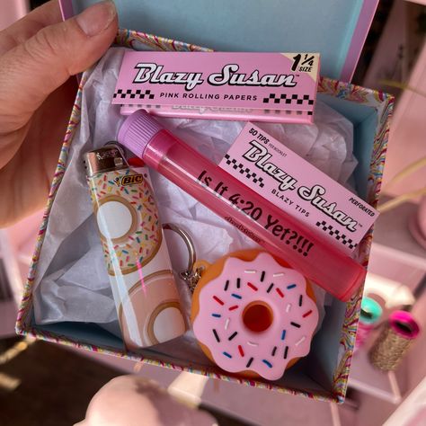 Smokers Gift Basket Ideas, Pothead Gift Basket Ideas, Girly Gift Baskets, Sesh Room, Gifts For Stoners, Donut Gifts, Pirate Girl, Pretty Pens, Gift Inspo