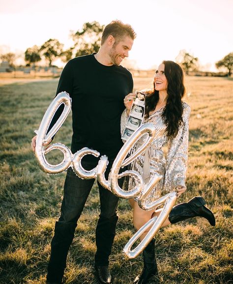 Pregnancy Announcement Balloons, Announcing Pregnancy Photoshoot, Gender Announcement Pictures, Maternity Announcement Pictures, Pregnancy Reveal Photoshoot, Pregnancy Annoucements, Rainbow Baby Photography, Valentines Baby Announcement, Creative Baby Announcements