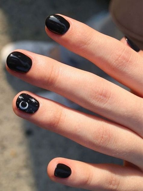 Short black nails with a moon accent Trendy Short Nails, Black Gel Nails, Witchy Nails, Short Gel Nails, Moon Nails, Nagel Tips, Goth Nails, Simple Gel Nails, Simple Acrylic Nails