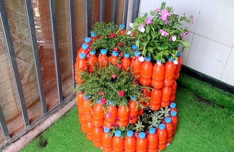 Plastic Bottle Planter, Spiral Garden, Reuse Plastic Bottles, Plastic Bottle Flowers, Front Garden Landscape, Plastic Bottle Art, Diy Plastic Bottle, Diy Raised Garden, Raised Garden Beds Diy