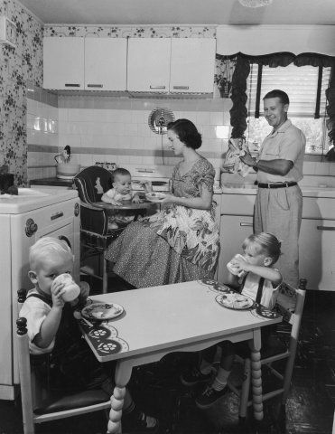 Life in the 1950s | Posted by Connie, Orlando at 1:36 PM Vintage Housewife, Happy Housewife, Retro Housewife, Baby Seat, Old Photographs, Photo Vintage, Vintage Life, Vintage Pictures, The Good Old Days