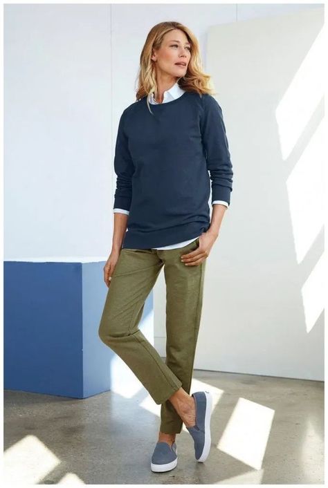 97d0145823aeb8ed80617be62e08bdccdesc52637180ri Casual Work Outfit Spring, Unique Outfit Ideas, Spring Work Outfits, Classic Women, Mode Casual, Green Pants, Blue Outfit, Work Outfits Women, 가을 패션