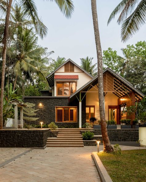 Sitout Designs Modern, Sloping Roof Designs Kerala, Beautiful Kerala Houses, Kerala Architecture Modern, Old Kerala Traditional Houses, Kerala Vernacular Architecture, Architecture Courtyard, Architecture Site Plan, Modern Tropical House