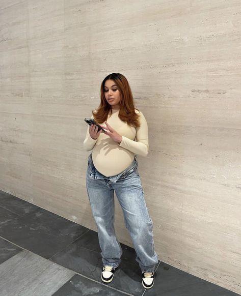 Unbuttoned Jeans Outfit Pregnant, Fair Outfit Ideas Pregnant, Pregnant Baggy Outfits, Ootd For Pregnant Outfit Ideas, Bodysuit Pregnant Outfit, Pregnant Baddie Outfits Winter, Jean Pregnancy Outfits, Cute Outfits Pregnant, Baddie Pregnancy Outfits Summer