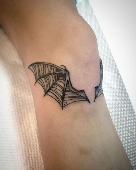 Bat Tattoo On Knee, Bat Tattoo Ideas For Women, Bat Knee Tattoo, Knee Tattoos Women, Spooky Doodles, Beetlejuice Tattoo, Tattoos 2023, Halloween Tattoos Sleeve, Abstract Tattoo Ideas