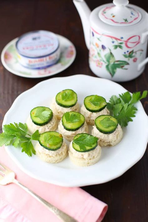 Tuna Cucumber Tea Sandwiches - Mom Loves Baking Bite Sized Appetizers, Bite Size Appetizers Easy, Tuna Cucumber, Cucumber Tea, Athlete Food, Cucumber Tea Sandwiches, Bite Size Food, Lunch Inspiration, Pie Bites