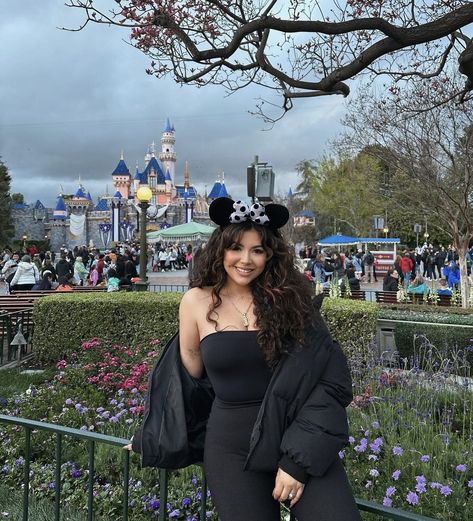 Disney Black Outfit, Black Disneyland Outfit, Pixar Disneybound Inspired Outfits, Los Angeles Aesthetic Outfit, Disney Fashion Outfits, Disneyworld Outfits, E Girl Hair, Disney Poses, Japan Outfits