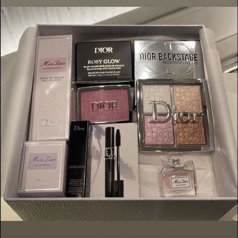 credits to pic owner <3 Koleksi Makeup, Dior Girl, Expensive Makeup, Makeup Package, Chic Makeup, Face Palette, Dior Makeup, Dior Beauty, Dream Gift