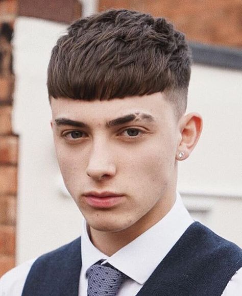 We are sharing the best edgar haircut alternatives for you. If you want to try a new and stylish haircut, visit our edgar haircuts gallery. Cool Hairstyles For Boys, Young Men Haircuts, French Crop, Short Fade Haircut, Edgars Haircut, Crop Haircut, Crop Hair, Mens Hairstyles Thick Hair, Men Haircut Styles