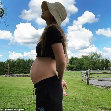 Gigi Hadid Pregnant, Pregnancy Fits, Baby Bump Clothes, Pregnancy Belly Photos, Pregnancy Bump, Belly Photos, Pregnancy Clothes, Pretty Pregnant, Hadid Sisters