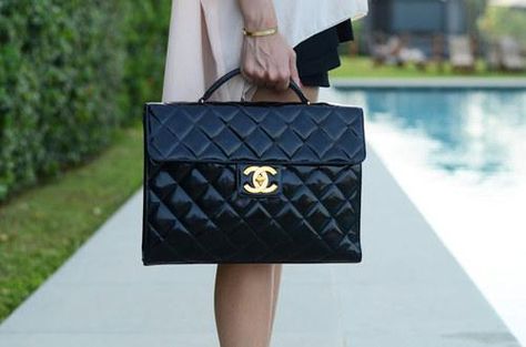 yet another "chanel" purse i would love to own. Perfume Chanel, Vintage Chanel Bag, Mode Chanel, Chanel Purse, Chanel Fashion, Gucci Handbags, Vintage Chanel, Lady Dior Bag, Vintage Bags