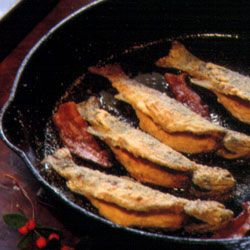 Breakfast Trout with Bacon Trout Recipes, Bacon Recipe, Fire Food, Cast Iron Skillet Recipes, Campfire Food, How To Cook Fish, Campfire Cooking, Baked Fish, Cast Iron Cooking