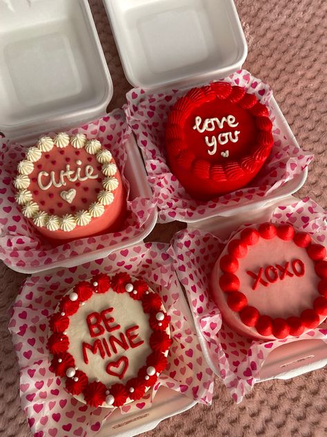 Minimal aesthetic cakes Vday Mini Cake, Cake Inspo Fondant, Bento Cake Valentine Design, Lunchbox Cake Business, Valentine’s Day Bento Box Cake, Lunch Box Cakes Valentines, Tiny Valentines Cakes, Valentine Cake Aesthetic, Cake In Box Ideas