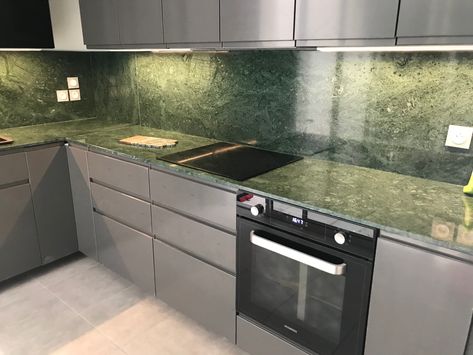 Kitchen cuisine IKEA four Oven induction marbre marble Green Stone Benchtop Kitchen, Verde Guatemala Kitchen, Green Kitchen Countertops Ideas, Green Marble Kitchen Countertops, Stone Benchtop Kitchen, Green Marble Kitchen, Green Kitchen Countertops, Green Granite Kitchen, Green Onyx Kitchen