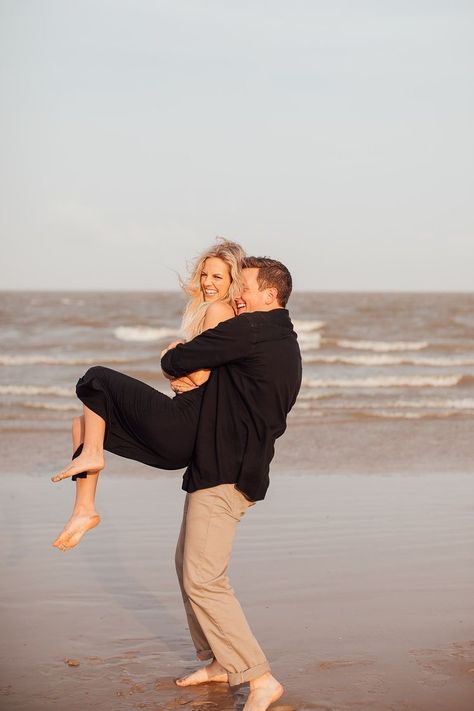 Beach Pictures Couples Outfits, Couple Outfits Beach, Beach Dog Photos, Beach Prenup, Beach Engagement Photos Outfit, Engagement Photo Shoot Beach, Engagement Pictures Beach, Prenup Shoot, Couples Beach Photography