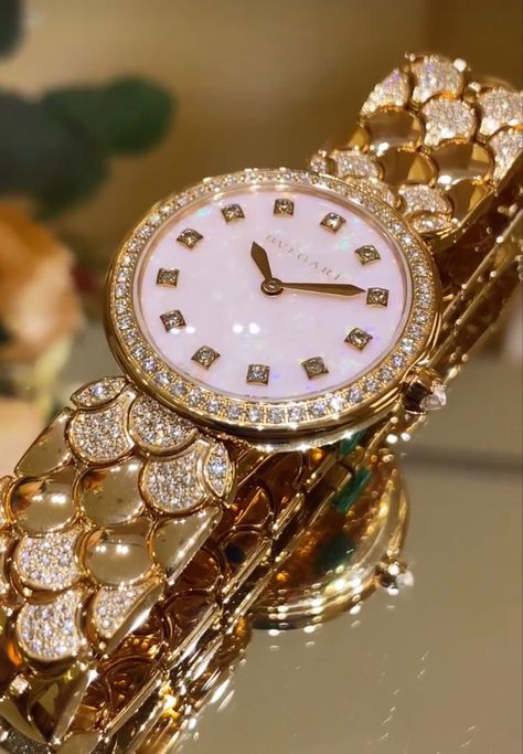 Gold Watch Women, Pretty Watches, Diamond Watches Women, Gold Diamond Watches, Diamond Watches, Gold Watches Women, Jewelry Set Design, Expensive Jewelry Luxury, Brown Jewelry