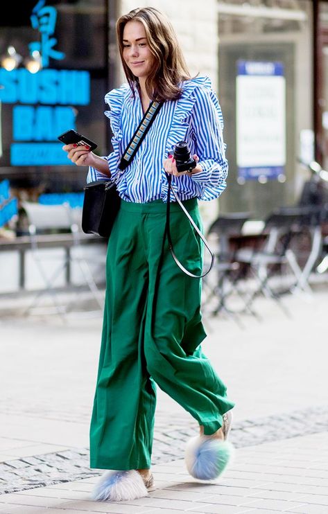 23 Striped Shirt Outfits to Wear on Repeat via @WhoWhatWear Outfits With Striped Shirts, Green Pants Outfit, Style Casual Chic, Wear Green, Olivia Palermo, Fashion Weeks, Green Pants, Mode Inspo, 가을 패션