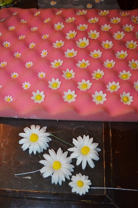 Fondant Recipe and Daisies Tutorial - CakeCentral.com Cover Cake With Fondant, Home Made Fondant, Fondant Daisies, Cupcakes Decoration Tutorial, Pastry Decoration, Buttercream Flowers Cupcakes, Cupcakes Fondant, Diy Fondant, Ideas Cupcakes