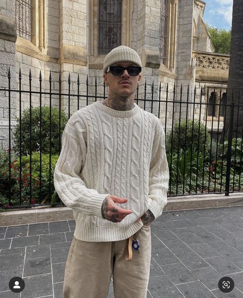 Mens Photo Ideas Instagram, Beige Aesthetic Outfit Men, Mens Beige Outfit, Beige Sweater Outfit Men, Trendy Male Outfit, Beige Pants Outfit Winter, Spain Outfit Ideas Winter, Winter Fashion Europe, Beige Pants Outfit Men