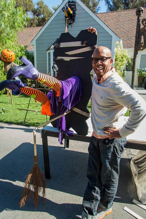 @kennethwingard makes a Crashed Witch Halloween Decoration on #homeandfamily! Tune in weekdays at 10/9c on Hallmark Channel! Outdoor Witch, Diy Witch, Hallowen Ideas, Halloween Witch Decorations, Halloween Decorations Diy Outdoor, Witch Diy, Halloween Tattoo, Family Diy, Diy Outdoor Decor