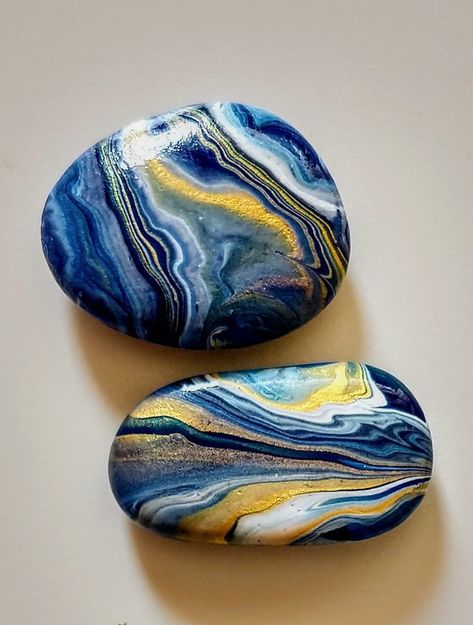 Christmas Painted Rocks, Christmas Pebble Art, Painted Garden Rocks, Abstract Art Projects, Kintsugi Art, Stones Garden, Garden Rock Art, Diy Rock Art, Stones Art