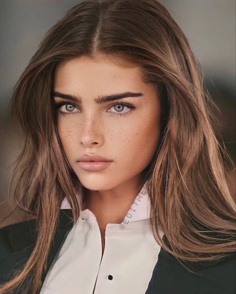 Dark Eyebrows Light Hair, Light Hair Dark Eyebrows, Summer Hair Cuts, Hair Inspo Summer, Hair Color For Brunettes Summer, Hair Color Summer, Summer Hair Inspo, Light Eyebrows, Dark Eyebrows