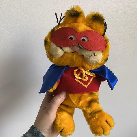 Vintage 1981 Dakin Superhero Garfield Stuffed Animal, Caped Hero Garfield, 10 inches Collect this very well maintained Garfield plush dressed as a superhero! About 10 inches long. Still has his cape. No tag.  From smoke-free home, clean plush in excellent vintage condition.  Thank you for visiting my shop Shady Stone Hollow. Vintage Garfield Plush, Garfield Plush, Garfield Pictures, Garfield Images, Garfield Cat, I Hate Mondays, Ghost Bc, Cute Little Things, Orange Cat