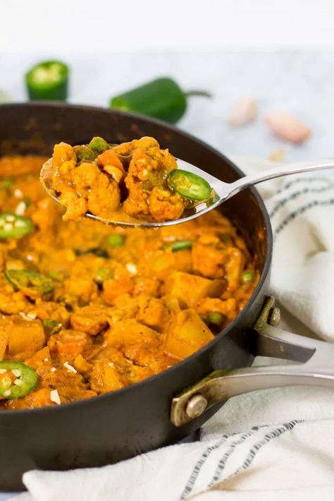 Indian Style Vegetable Curry (no dairy, no coconut milk) - Easy and healthy homemade Indian style curry that uses no dairy and no coconut milk! My take on vegetable korma that’s vegan friendly! #healthycurry #indiancurry #easycurry #veggiescurry #vegancurry Curry No Coconut Milk, Raw Vegetables Recipes, Veg Dinner Recipes, Indian Images, Quick Vegetarian Dinner, Indian Dinner Recipes, Curry Recipes Vegetarian, Curry Recipes Easy, Veg Curry