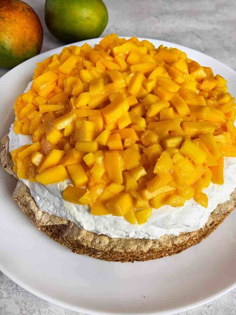 Mango meringue cake (mostachon) - HORNO MX Mostachon Cake Recipe, Mango Meringue, Chocolate Donuts Baked, Chocolate Chip Mug Cake, Pumpkin Doughnut, Frozen Yogurt Bark, Coconut Muffins, Nutella Desserts, Baked Peach