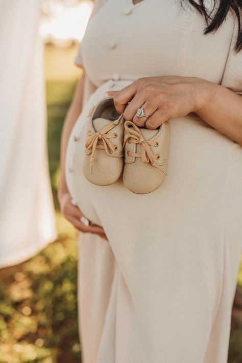 Maternity Photography Winter, Pregnancy Announcement Pictures, Baby Bump Photoshoot, Intimate Maternity, Pregnancy Photos Couples, Maternity Photoshoot Poses, Vintage Photoshoot, Fall Maternity, Baby Prep