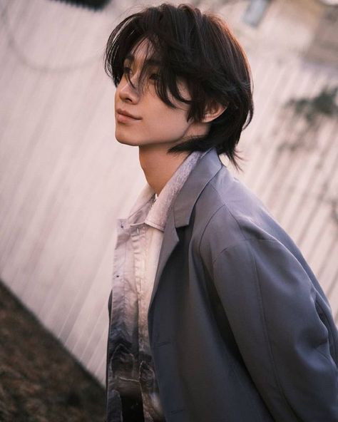 宋继扬 Song Ji Yang (@songjiyanglove) • fotos e vídeos do Instagram Song Ji Yang, Song Jiyang, Asian Men Hairstyle, Boys Long Hairstyles, Shot Hair Styles, Aesthetic People, Hair Reference, Asian Hair, 가을 패션