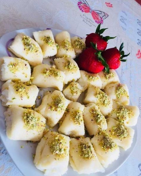 Syrian Dessert, Syrian Food, Eastern Cuisine, Lebanese Recipes, Arabic Food, Dessert For Dinner, Aesthetic Food, Cake Decorating, Dessert Recipes