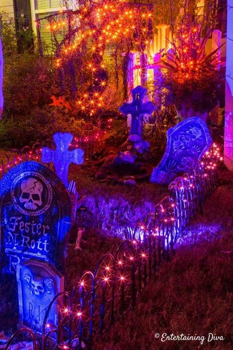 Diy Halloween Pillars, Halloween Graveyard Ideas, Scary Halloween Decorations Outdoor Diy, Diy Halloween Graveyard, Front Yard Halloween Decorations, Zombie Halloween Decorations, Halloween Fence, Halloween Gravestones, Halloween Cemetery