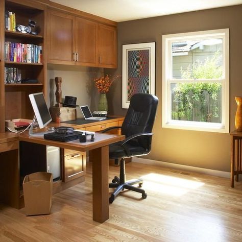 30 Corner Office Designs and Space Saving Furniture Placement Ideas Masculine Home Offices, Home Office Traditional, Small Office Furniture, Office Furniture Layout, Traditional Home Office, Casa Clean, Corner Office, Office Furniture Design, Office Layout