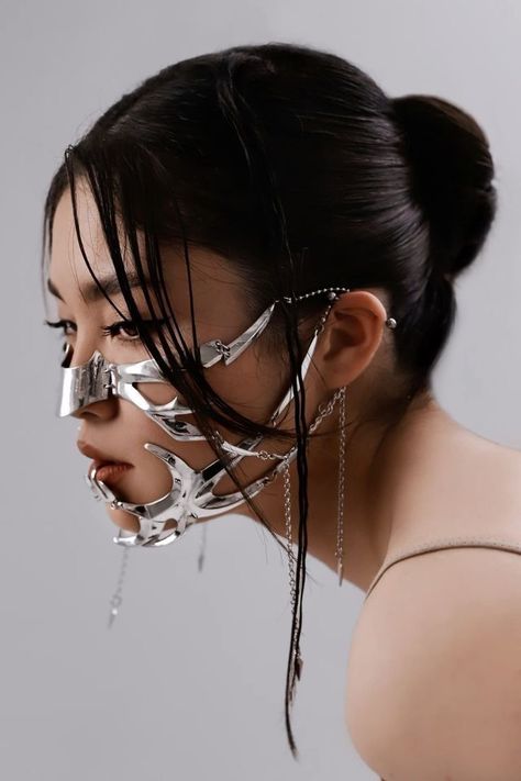 Cyberpunk Accessories Ideas, Cyberpunk Outfit Futuristic, Cybercore Jewelry, Metallic Aesthetic, Cyberpunk Jewelry, Jewelry Portrait, Cyberpunk Hair, Cyberpunk Women, Cyberpunk Accessories