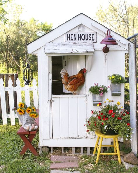 White Farmhouse Chicken Coop Chicken Coop Blueprints, Cute Chicken Coops, Chicken Coop Garden, Chicken Coop Decor, Diy Chicken Coop Plans, Chicken Coop Run, Backyard Garden Layout, Coop Design, Chicken Coop Designs