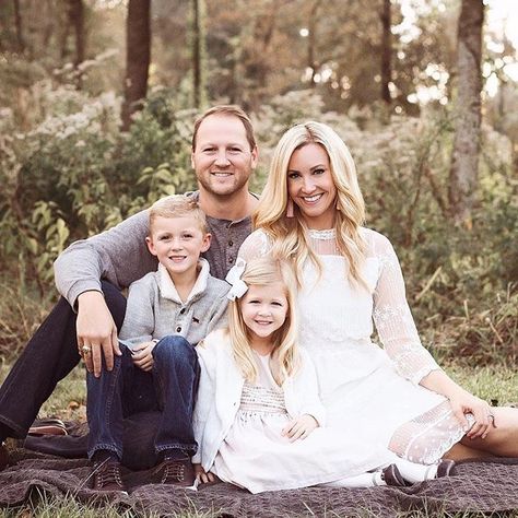 Photo Outfits Family, Family Photography Ideas, Family Photo Outfit, Cute Family Photos, Family Photoshoot Poses, Fall Family Photo Outfits, Family Portrait Poses, Outdoor Family Photos, Family Picture Poses