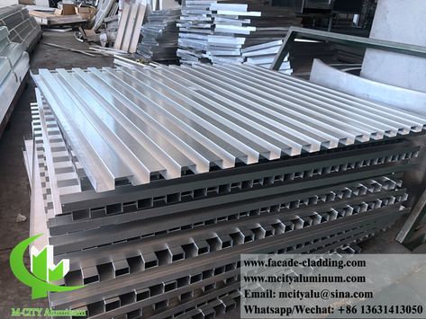 Cladding Panels Exterior, Aluminum Panel Facade, Panel Exterior House, Modern Front Gate Design, House Exterior Cladding, Aluminium Cladding Panels, سلالم حلزونية, Aluminum Facade, Aluminum Wall Panel