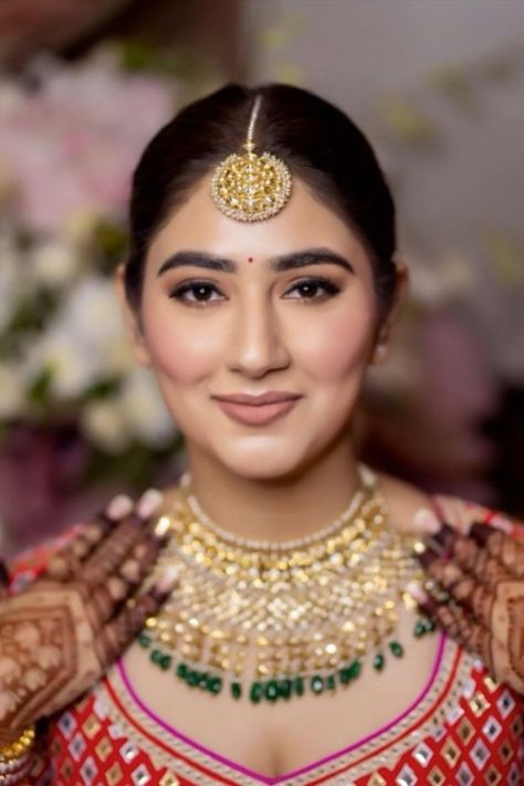 Pink Lehenga Makeup Look Simple, Minimal Makeup Bride, Subtle Bridal Makeup Indian, Soft Glam Bridal Makeup Indian, Pink Lehenga Makeup Look, Mekup Bride Simple, Simple Bridal Makeup Indian, Disha Parmar Wedding, Nude Makeup Looks Indian