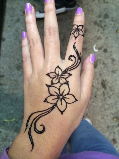 flower henna Henna Motive, Small Henna Tattoos, Small Henna Designs, Henne Tattoo, Cute Henna Designs, Cute Henna Tattoos, Henna Style Tattoos, Small Henna, Leg Henna